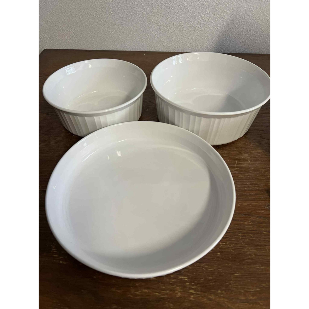 CorningWare Set of 3 White Stoneware Baking Serving Dishes Good Used Condition